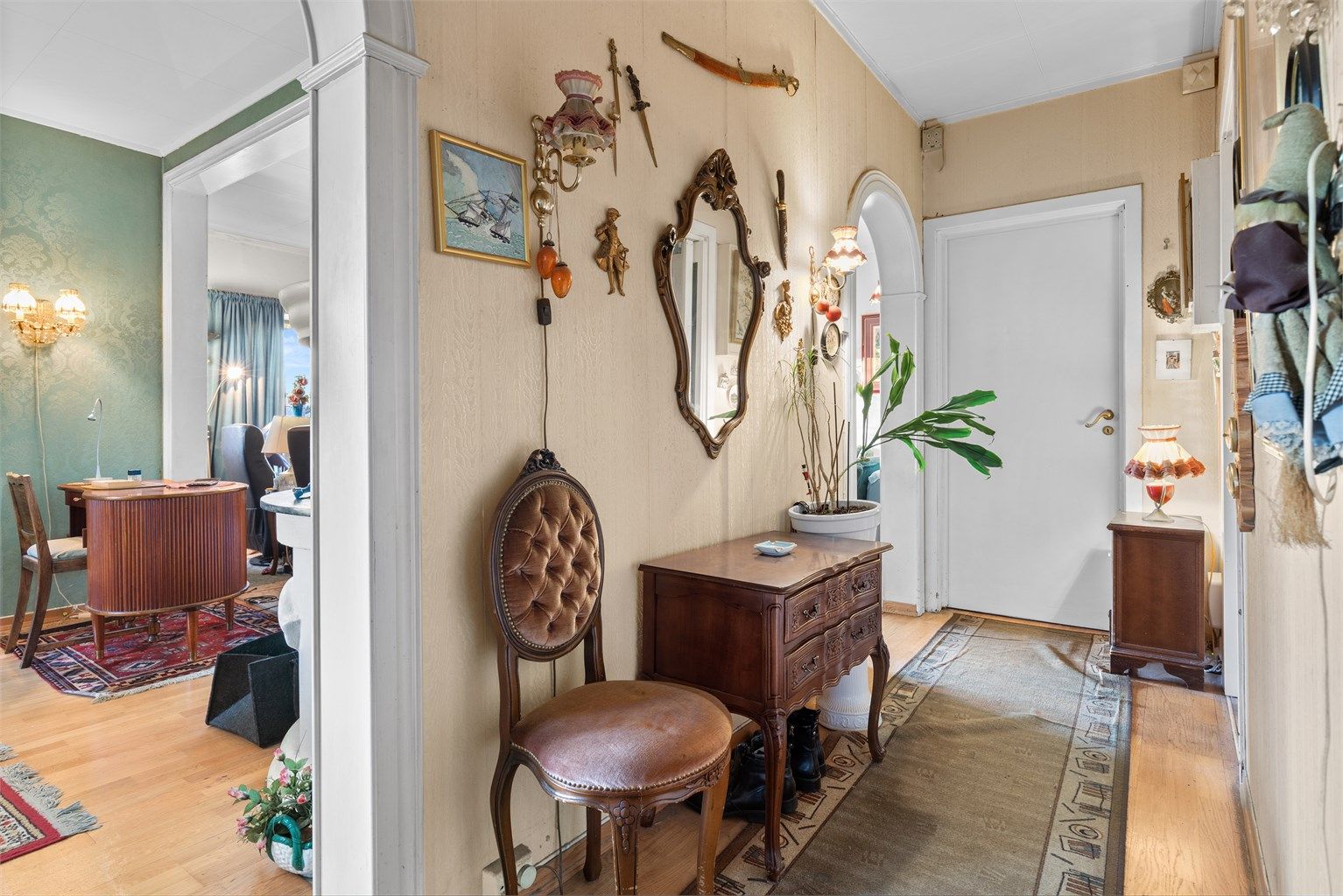 Gangen i første etasje fordeler adkomsten til etasjens ulike rom.