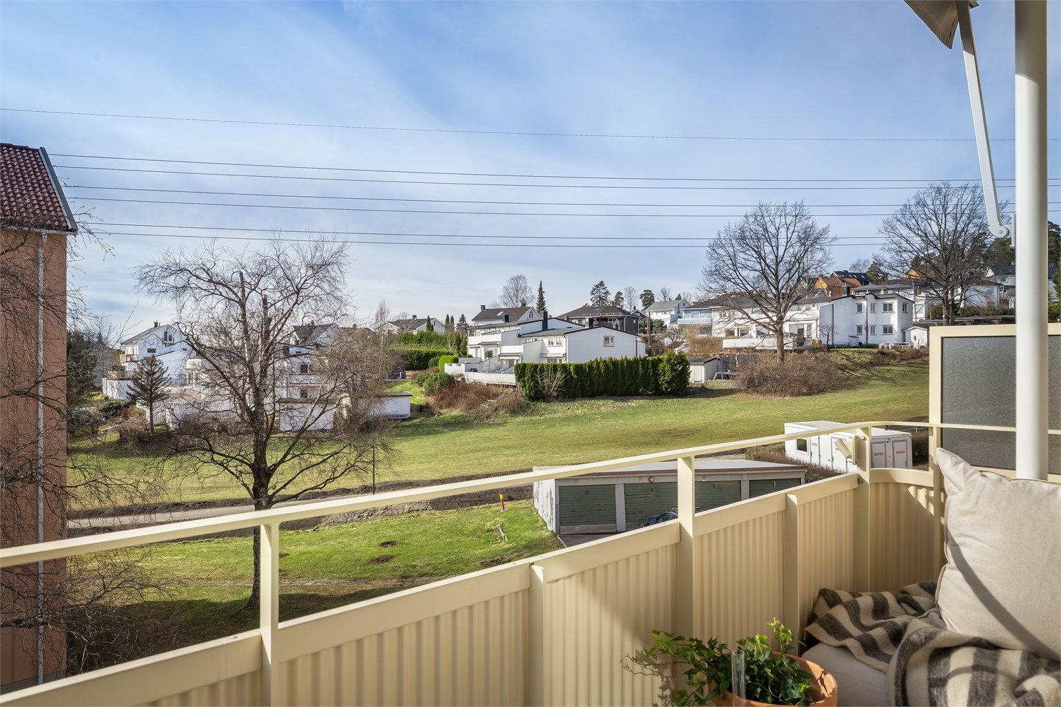 Nydelig utsikt til grøntdrag rett utenfor blokka