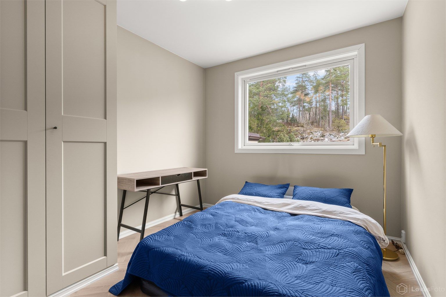 Soverom 2 med 1-stavs fiskebensparkett og innebygde garderobeskap