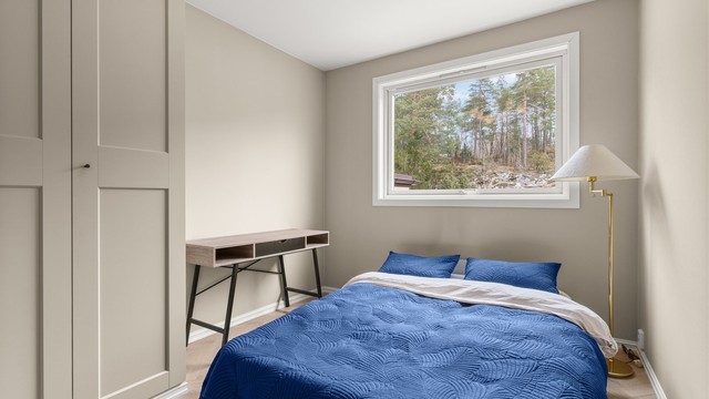 Soverom 2 med 1-stavs fiskebensparkett og innebygde garderobeskap