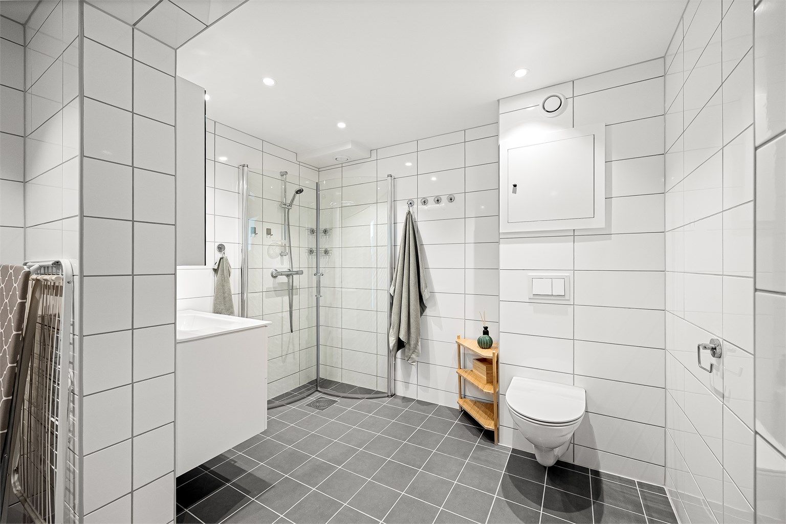 Badet ble pusset opp i regi av borettslaget i 2021 og har et helhetlig, delikat uttrykk. Varmekabler i gulv. 