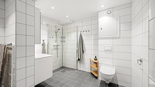 Badet ble pusset opp i regi av borettslaget i 2021 og har et helhetlig, delikat uttrykk. Varmekabler i gulv.