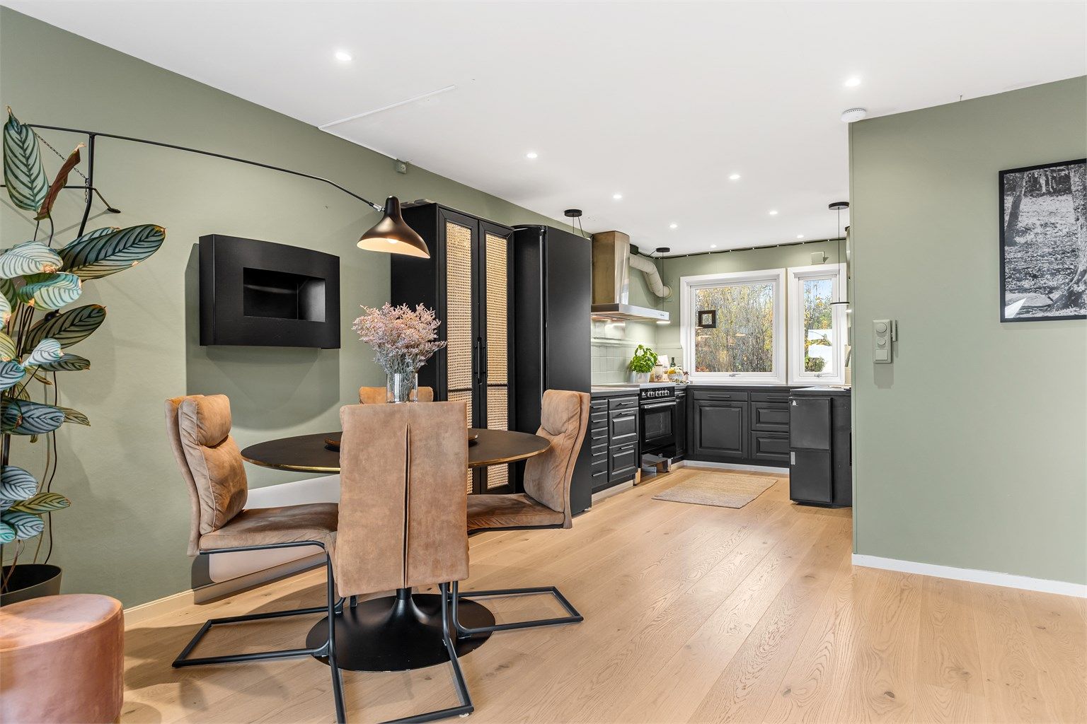 Lys og romslig stue med god plass til sittegruppe, TV-område og spisebord. Den åpne løsningen mellom stue og kjøkken skaper en sosial atmosfære når man er med venner og familie.