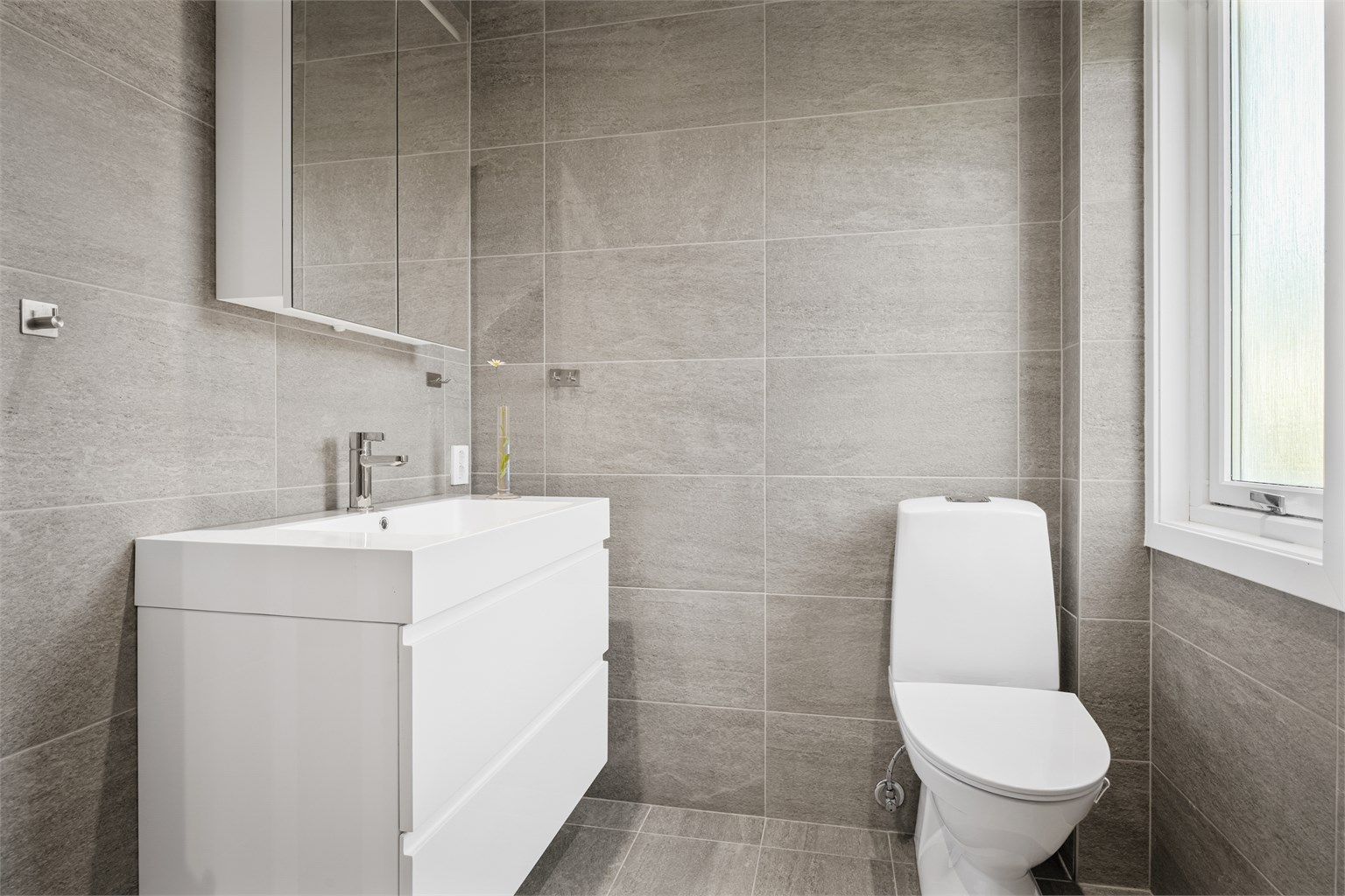 Pent flislagt baderom med gulvvarme. Selger opplyser om at badet er oppgradert i 2023.