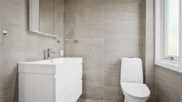 Pent flislagt baderom med gulvvarme. Selger opplyser om at badet er oppgradert i 2023.