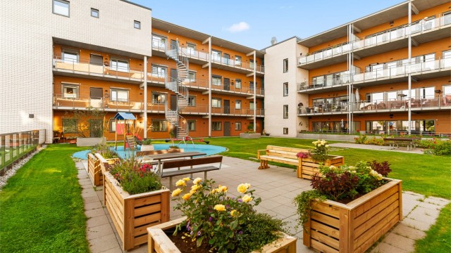 Nydelige fellesarealer med utegrupper for beboere og lekeplass for de minste (arkivbilde)