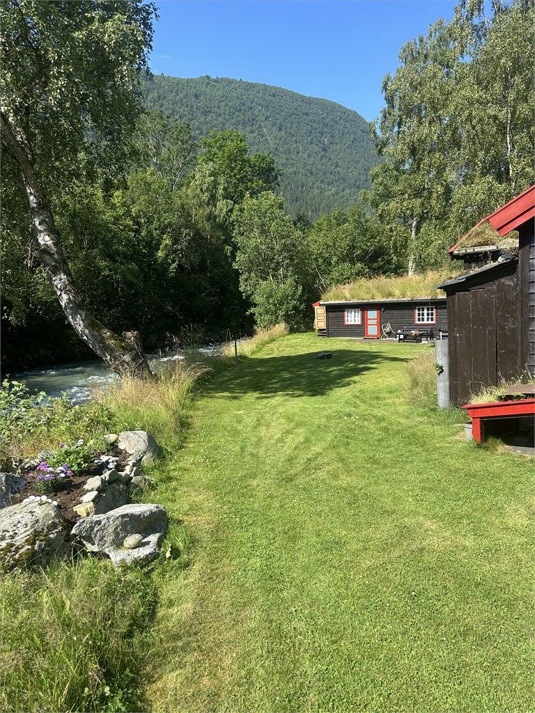 Langs elvebredden er det fine områder for rekreasjon.