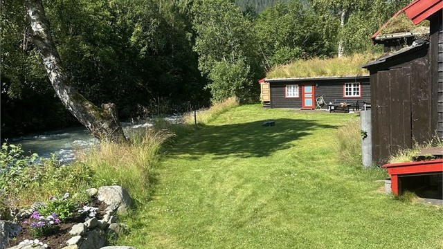 Langs elvebredden er det fine områder for rekreasjon.