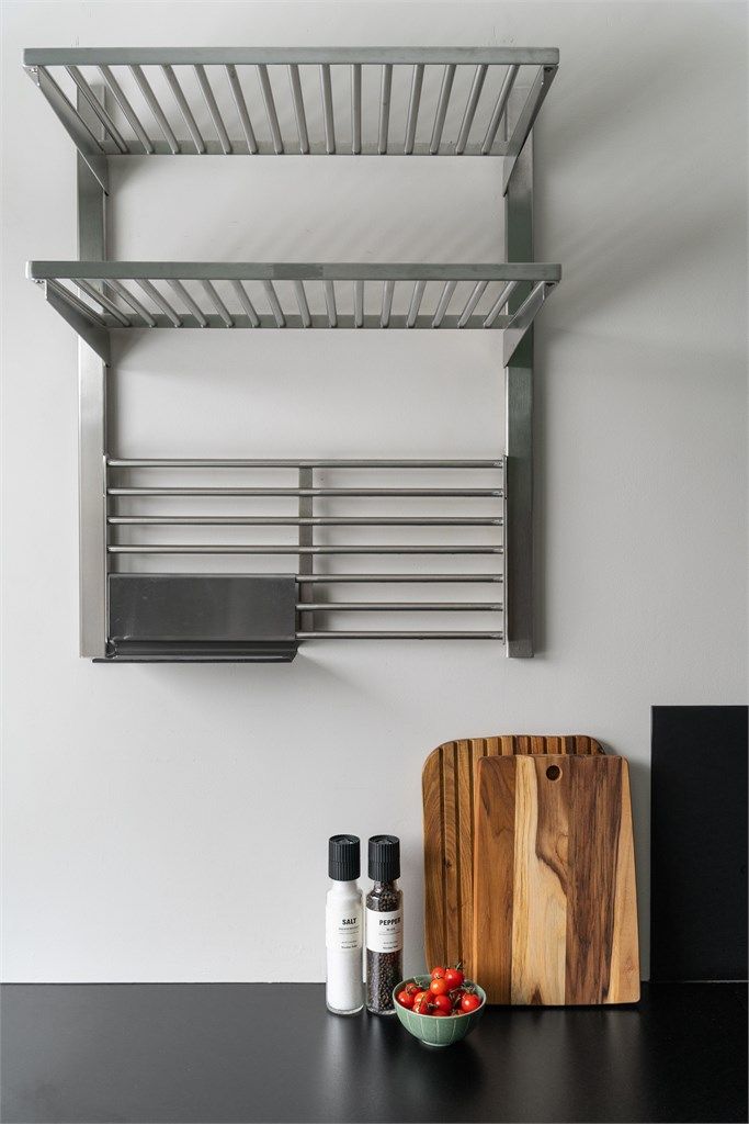 Praktiske og åpne hyllesystemer gir god oversikt og lett tilgjengelig oppbevaring.