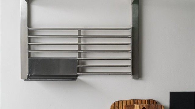 Praktiske og åpne hyllesystemer gir god oversikt og lett tilgjengelig oppbevaring.