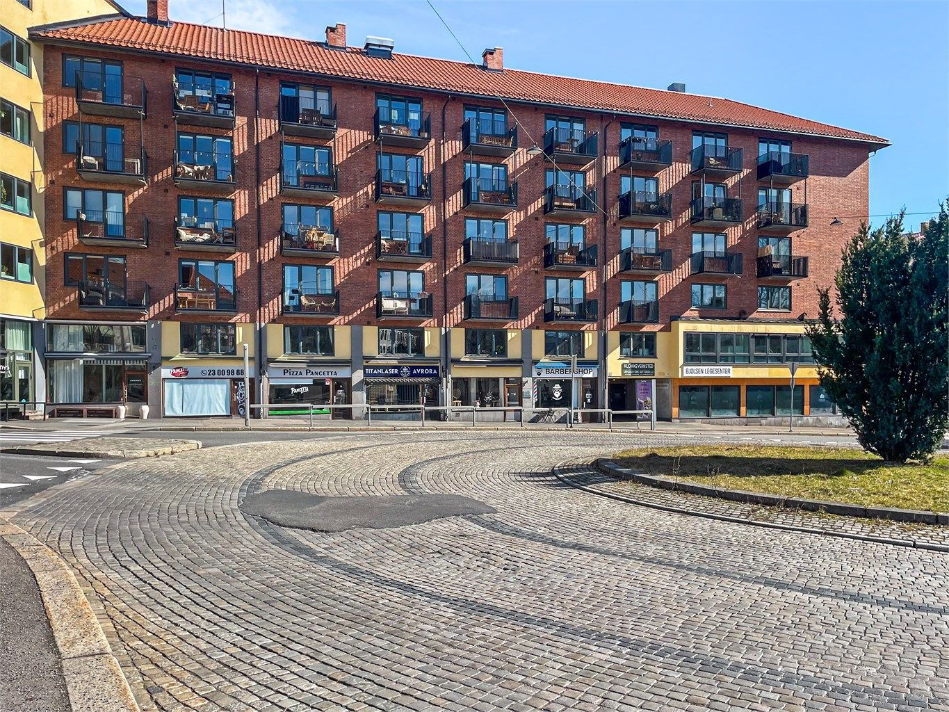 Leiligheten ligger i en klassisk bygård fra 1958. Det medfølger to boder, en på loft og en i kjeller. Borettslaget har mange tilhørende næringslokaler som leies ut, og sikrer god økonomi for borettslaget.