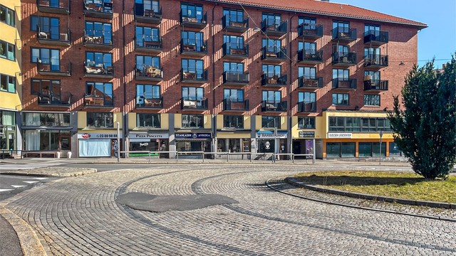 Leiligheten ligger i en klassisk bygård fra 1958. Det medfølger to boder, en på loft og en i kjeller. Borettslaget har mange tilhørende næringslokaler som leies ut, og sikrer god økonomi for borettslaget.