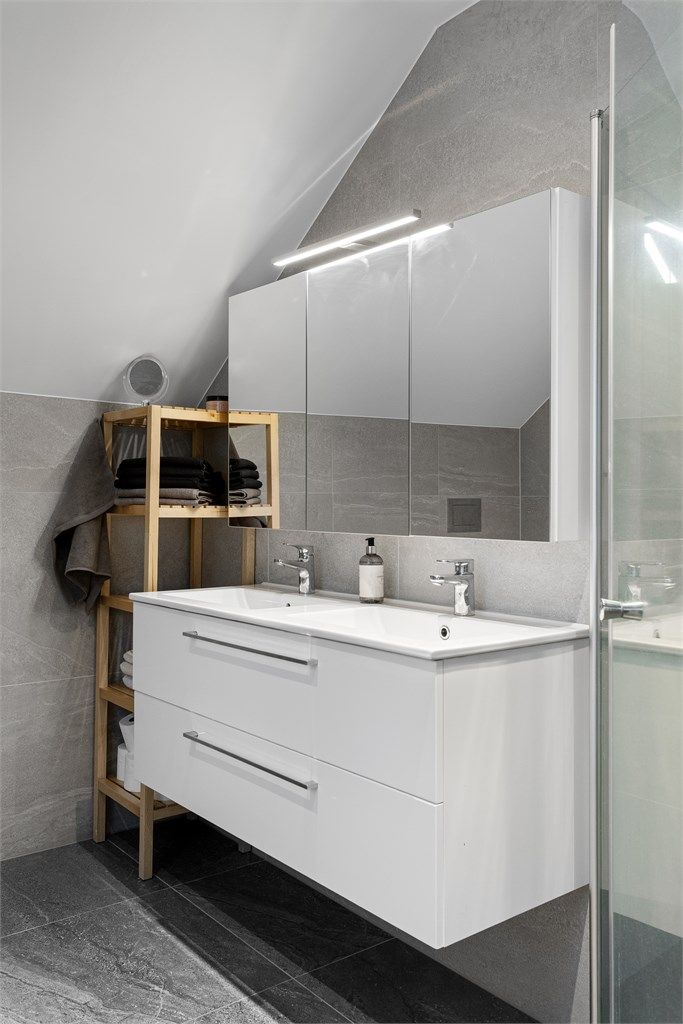 Bad 2 med dusjhjørne med glassdører og vegghengt toalett