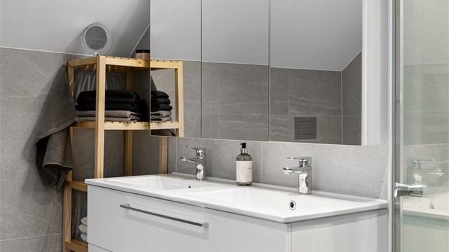 Bad 2 med dusjhjørne med glassdører og vegghengt toalett