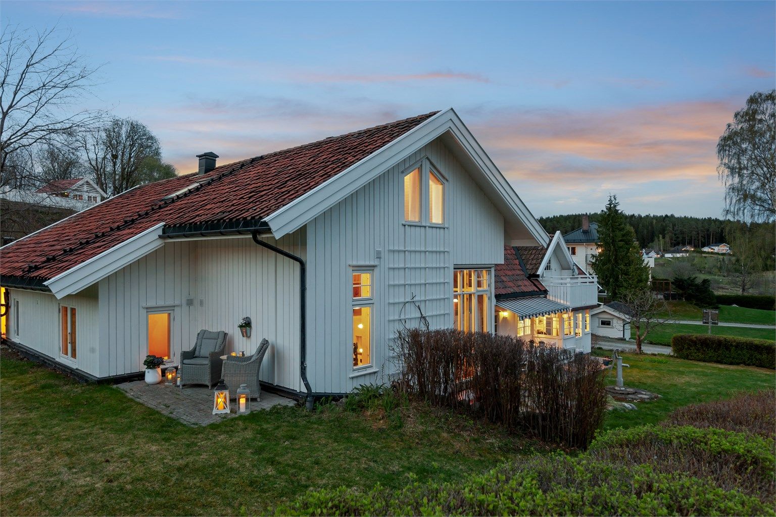 Tomten byr på gode plenarealer, flere lune oppholdsplasser og et rikt innslag av beplantninger.
