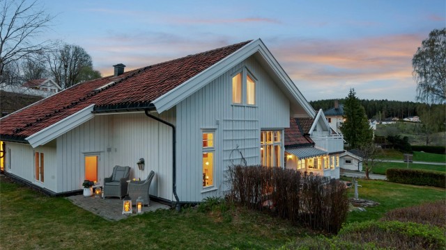 Tomten byr på gode plenarealer, flere lune oppholdsplasser og et rikt innslag av beplantninger.
