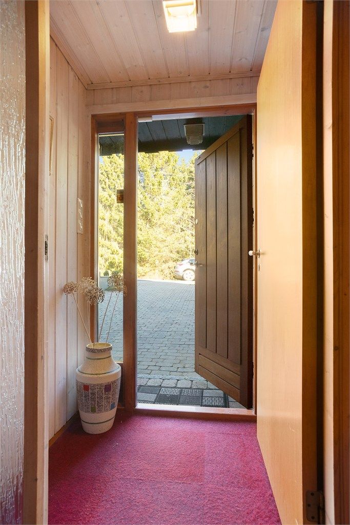 Det er to innganger til underetasjen, som har et totalt bruksareal på 113 m².