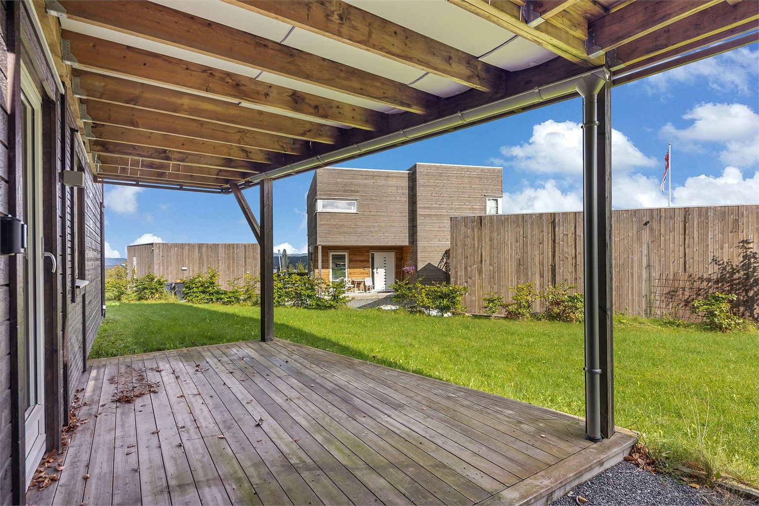 Fra første etasje er det utgang til en overbygget markterrasse.