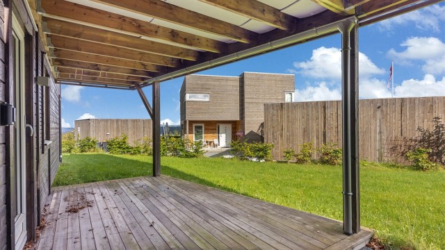 Fra første etasje er det utgang til en overbygget markterrasse.