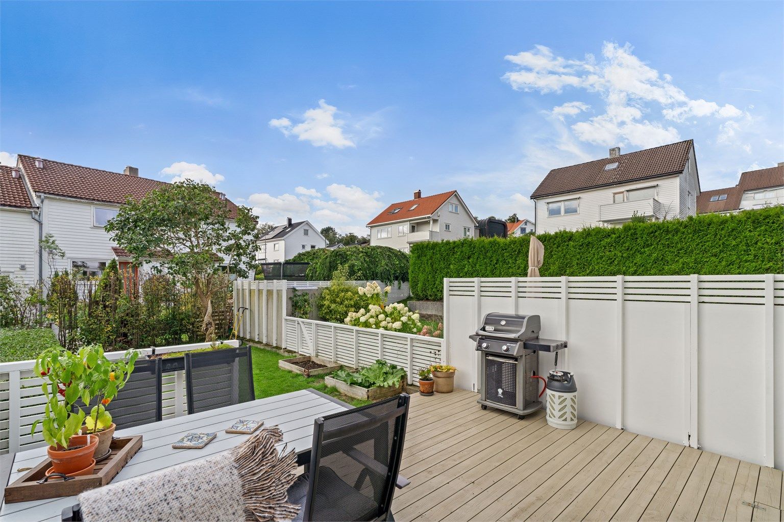 Terrasse i trekonstruksjoner med god plass til utemøbler og grill.
