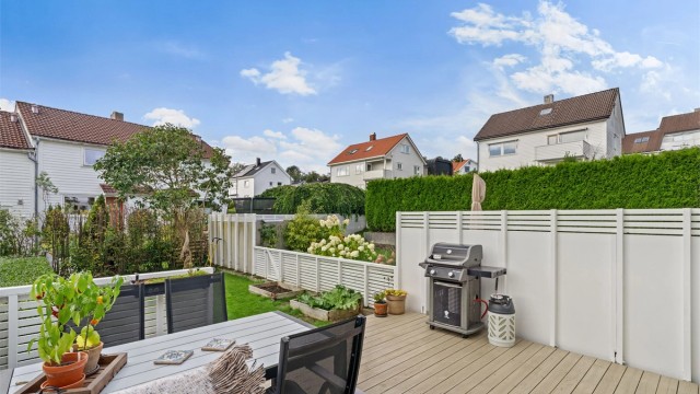 Terrasse i trekonstruksjoner med god plass til utemøbler og grill.