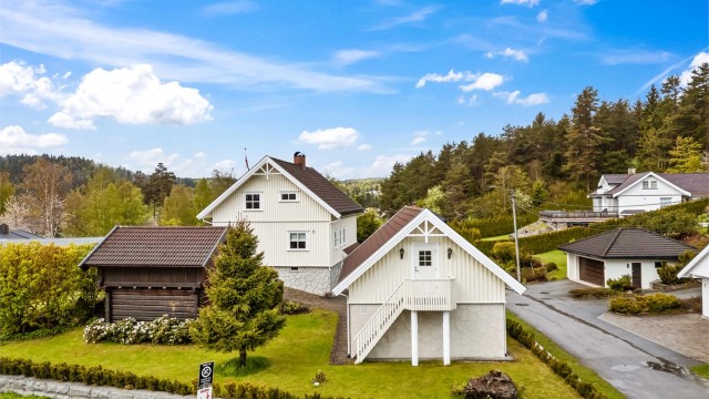 Kort gangavstand til flotte markaområder med merkede stier, lysløyper og turveier.