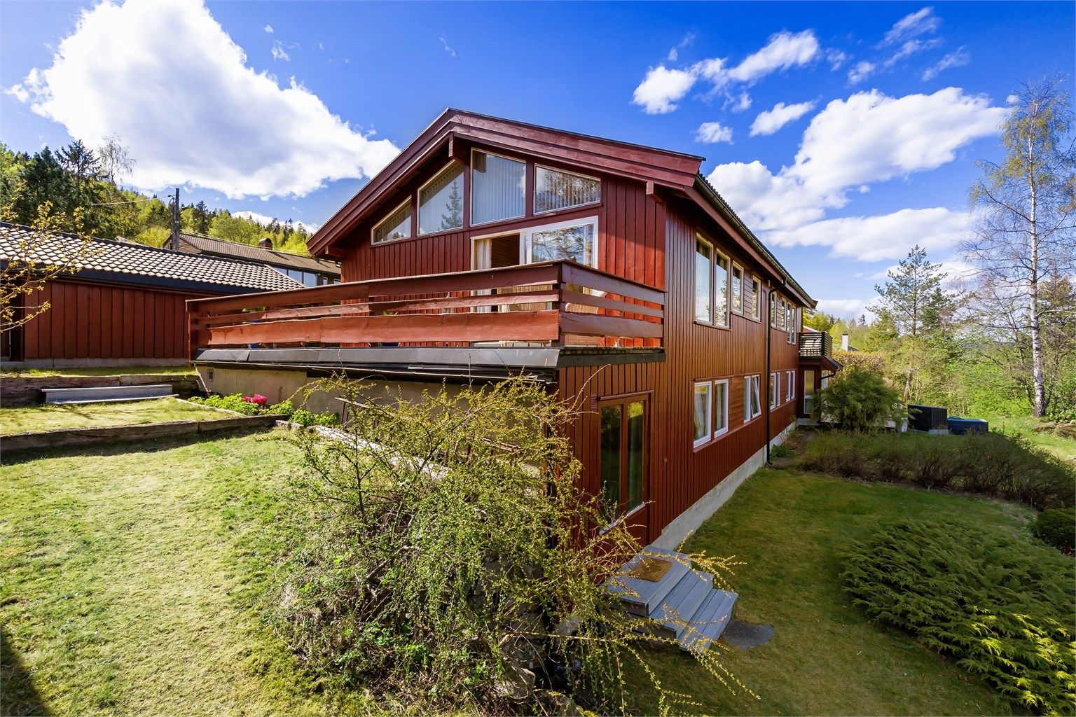 Flotte, solrike uteområder med terrasse, romslig hage og nydelig utsikt