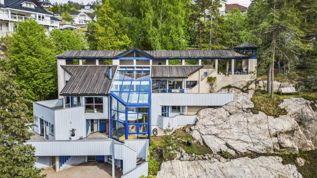 Boligen er tegnet av Odd Haslestad, med inspirasjon av den amerikanske arkitekten Frank Lloyd Wright.