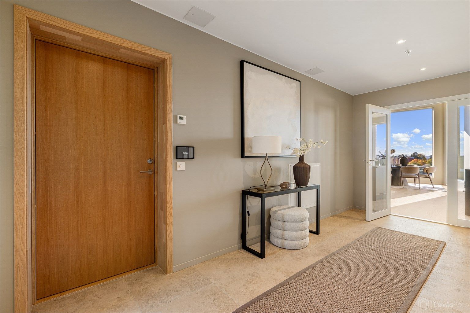Romslig entré/gang med gulvfliser med gulvvarme, downlights i himling og plass til garderobeskap
