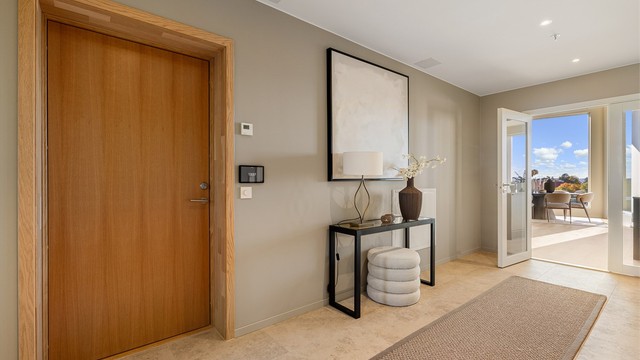 Romslig entré/gang med gulvfliser med gulvvarme, downlights i himling og plass til garderobeskap