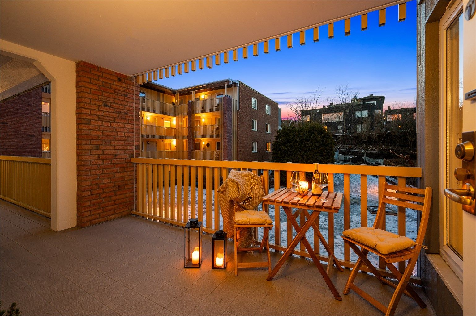 Det er enkel adkomst til leiligheten via heis og en bred svalgang.