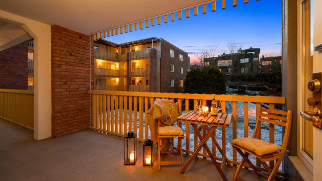 Det er enkel adkomst til leiligheten via heis og en bred svalgang.