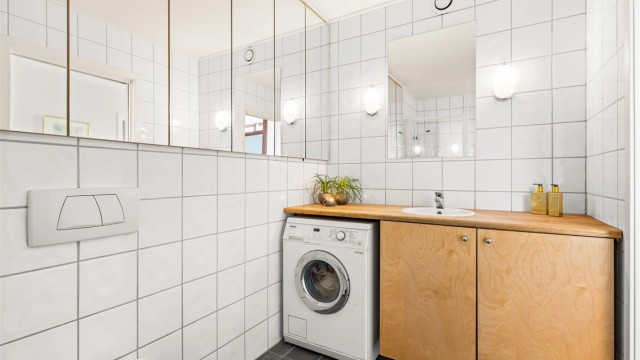 Innredningen har gode oppbevaringsmuligheter, og det er gulvvarme for ekstra komfort.