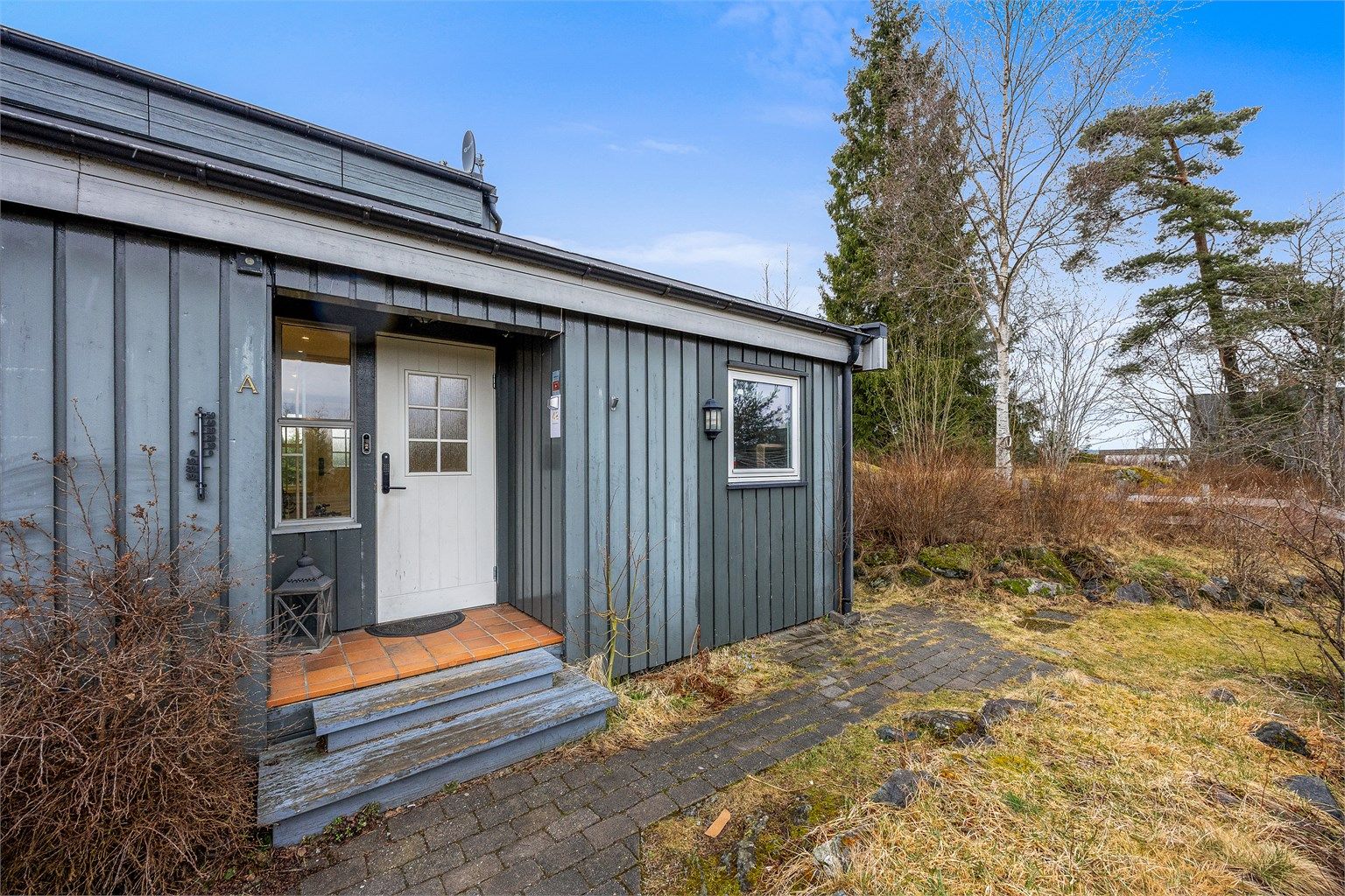 Adkomst til boligen skjer via internstier i et rolig og etablert boligområde.