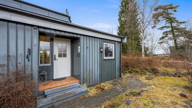 Adkomst til boligen skjer via internstier i et rolig og etablert boligområde.