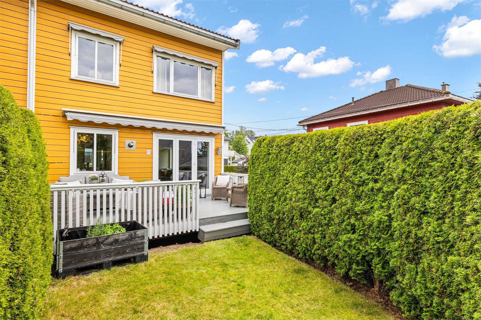 Vestvendt terrasse og hage