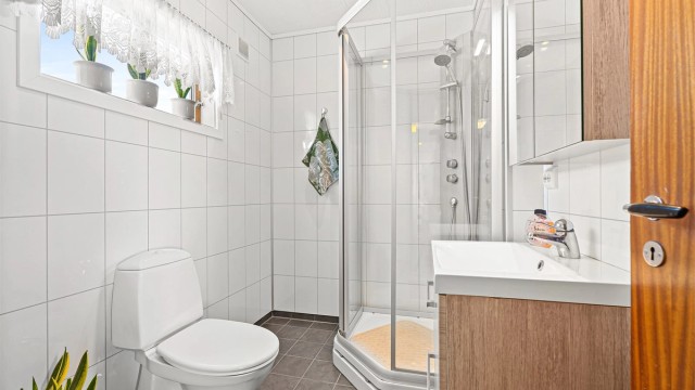 Fliselagt på gulv og vegger. Vindu som gir lysinnslipp
