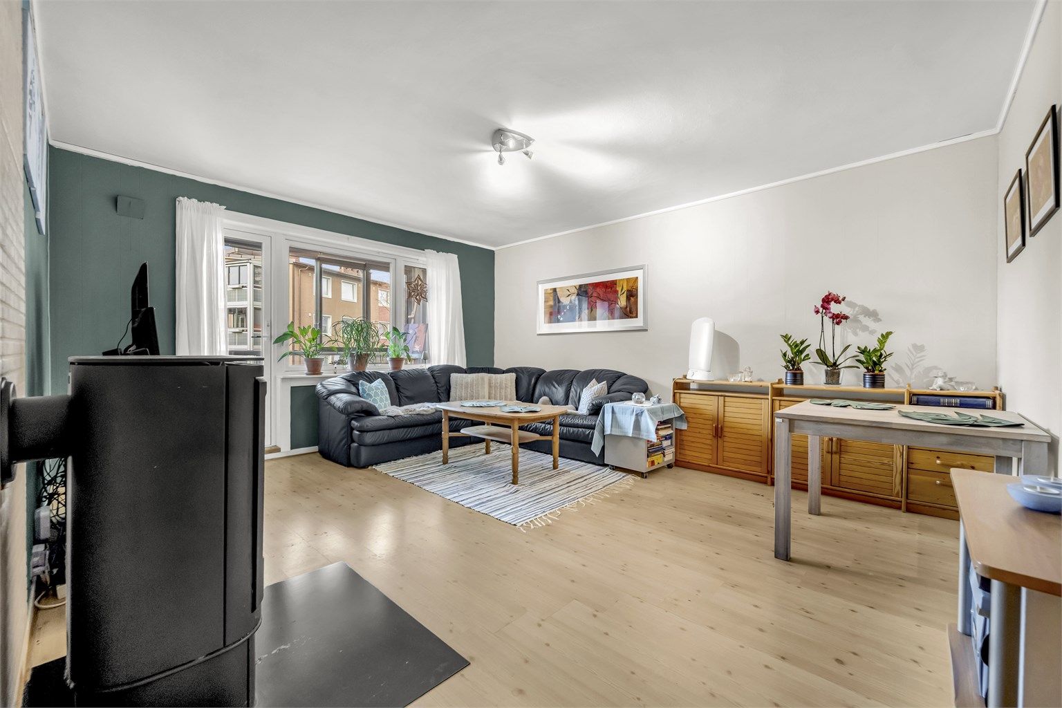 Lys og romslig stue med peisovn fra 2014.