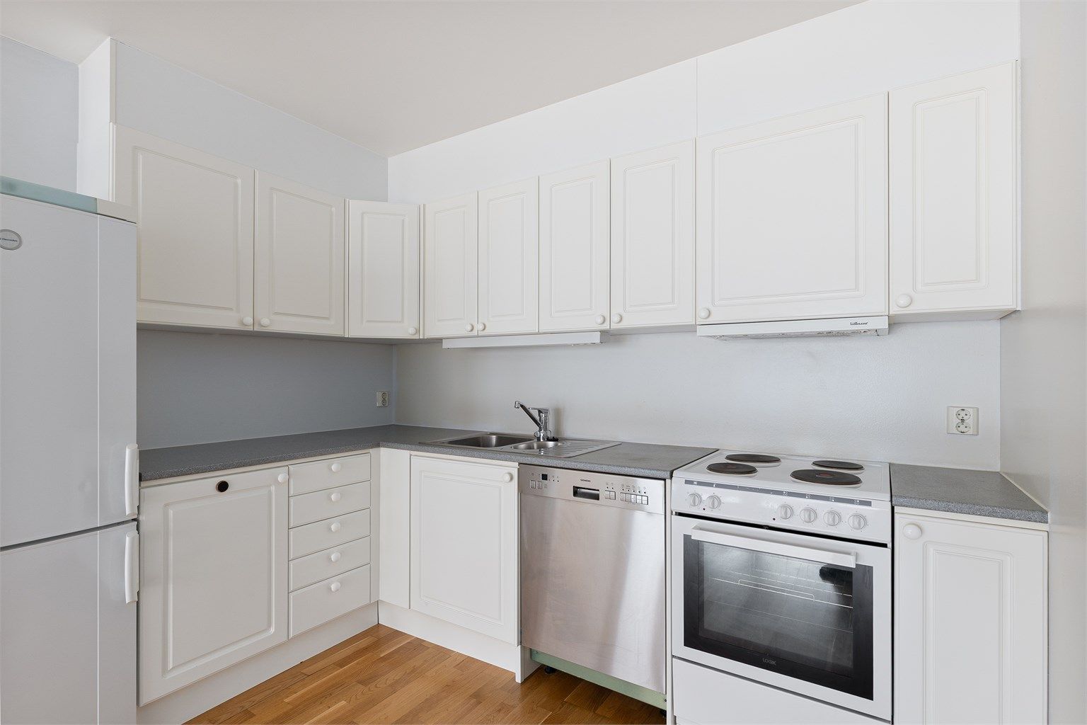 Det er montert varmtvannsbereder i kjøkkenbenk på 120L fra 2006. 