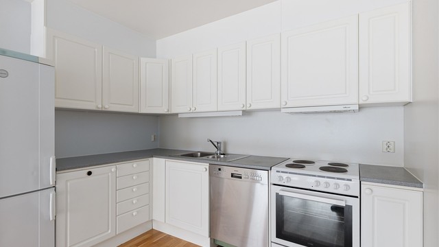 Det er montert varmtvannsbereder i kjøkkenbenk på 120L fra 2006.