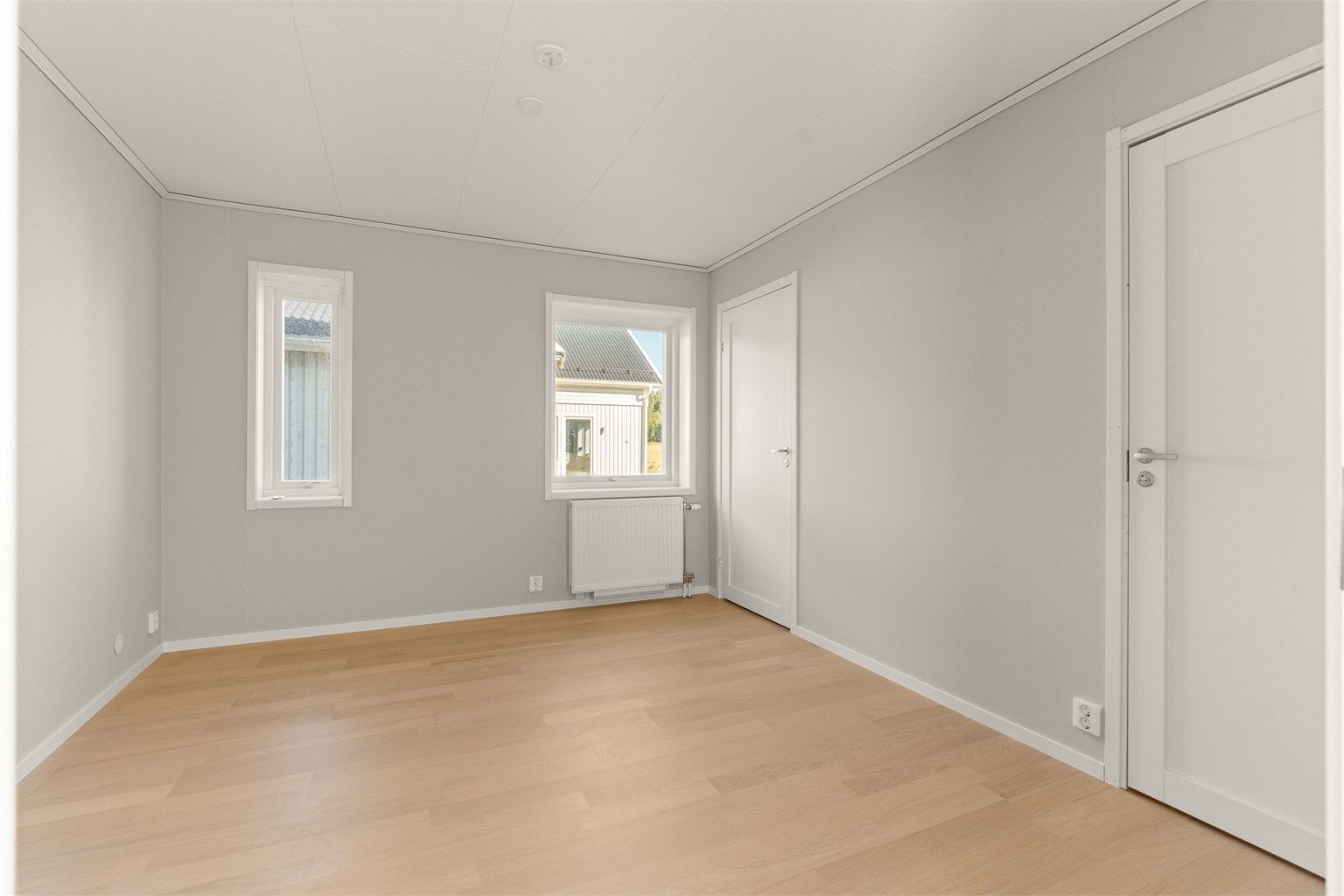 Fra hovedsoverommet har du tilgang til walk-in garderobe og et eget toalettrom.