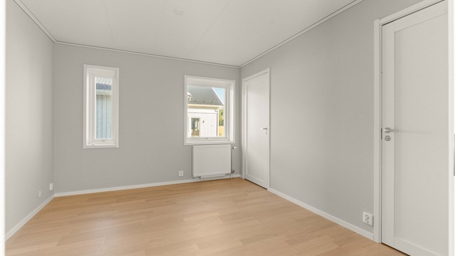 Fra hovedsoverommet har du tilgang til walk-in garderobe og et eget toalettrom.