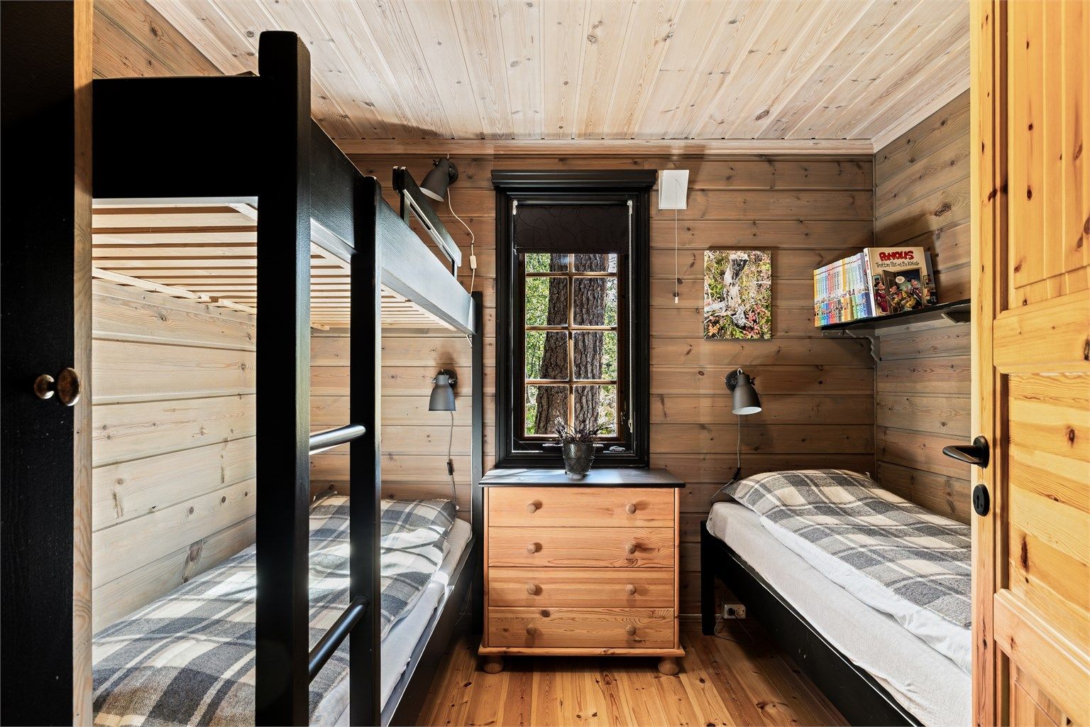 Soverom med plassbygde senger og garderobeskap.