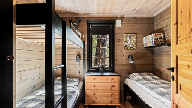 Soverom med plassbygde senger og garderobeskap.