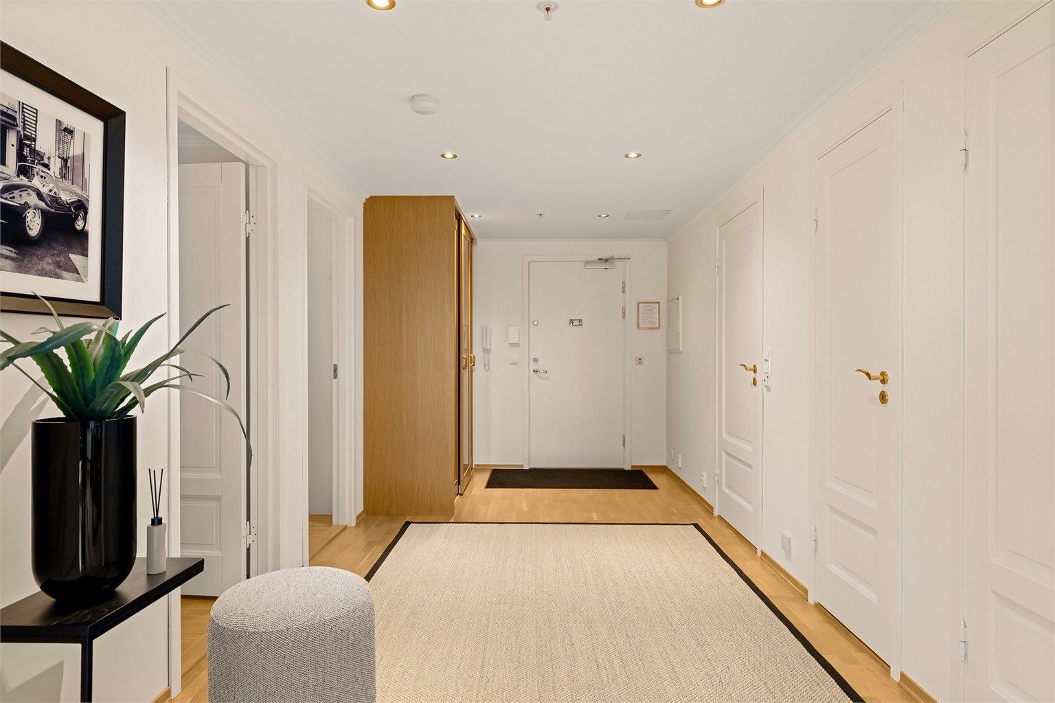 Entréen har nedsenket himling med downlights, garderobeskap og adkomst til innvendig bod.