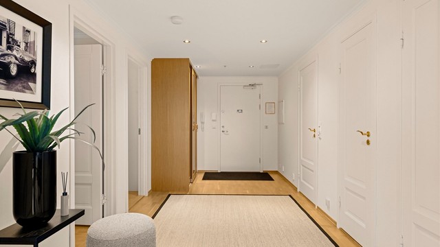 Entréen har nedsenket himling med downlights, garderobeskap og adkomst til innvendig bod.