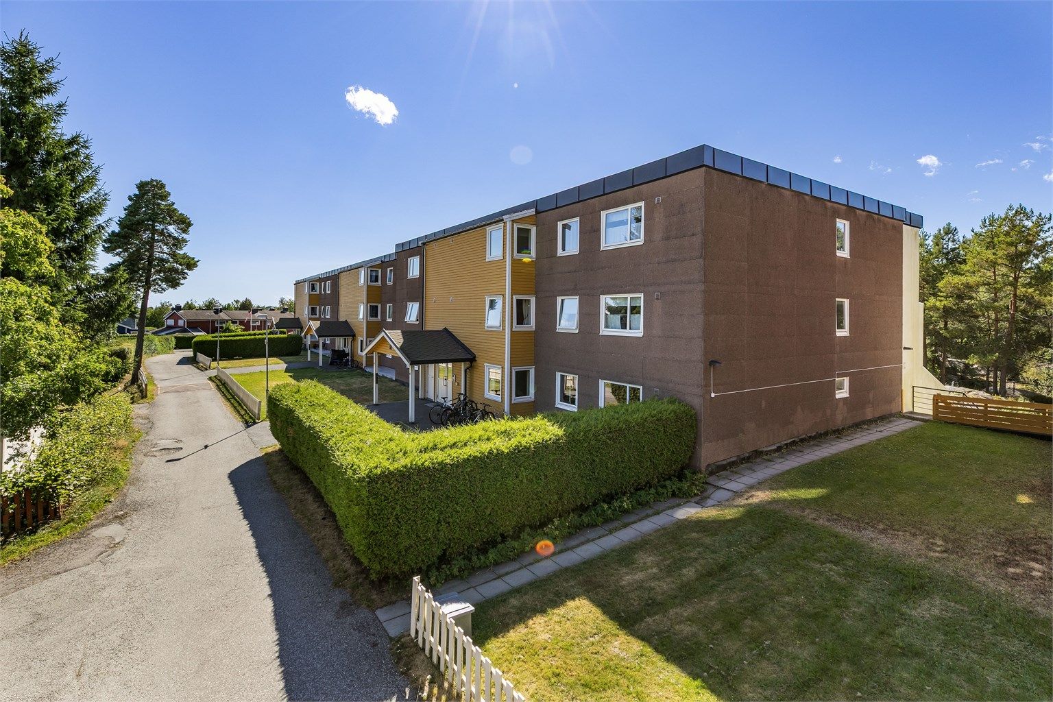 Internt i borettslaget råder et stille og rolig miljø. Det er mulig å kjøre helt frem til hovedinngangen for enkel av- og pålessing.
