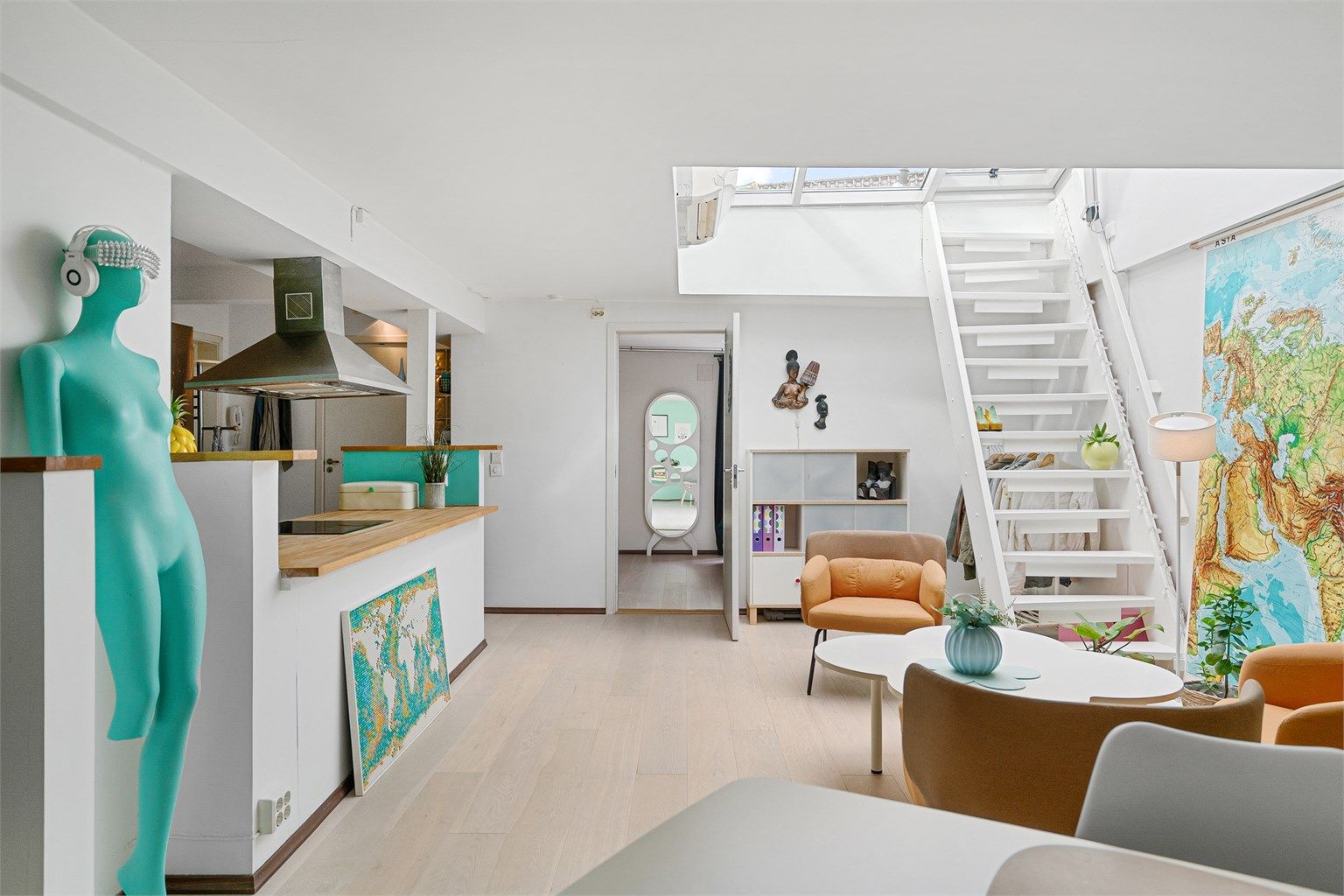 Leiligheten har god planløsning, helt usjenert uten innsyn, og gir deg umiddelbar nærhet til alt byen har å by på. Her kan man bo urbant og nyte sentrumslivet