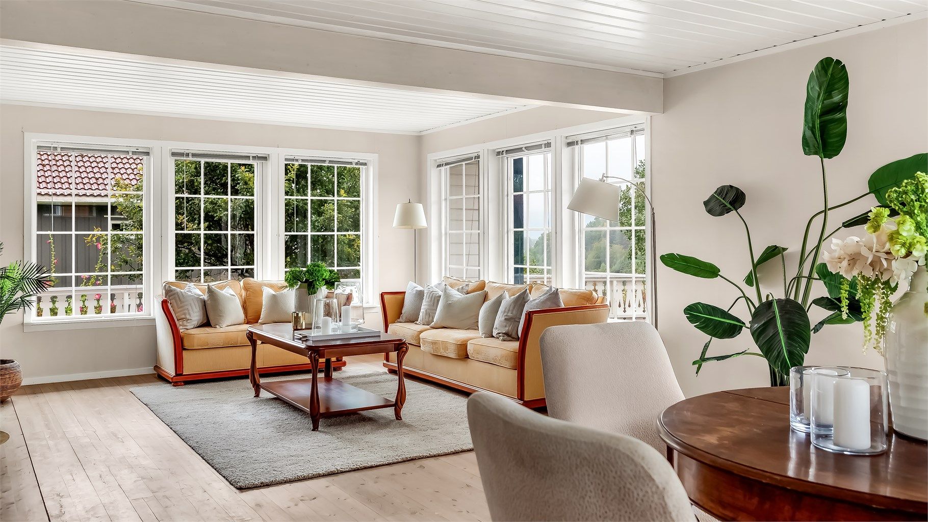 Boligen oppleves lys og luftig hvor det er enkelt å trives