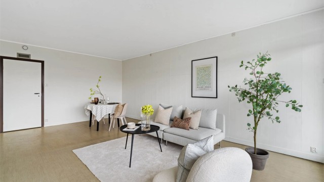 Stuen er lett å møblere og gir rom for flere sittegrupper.